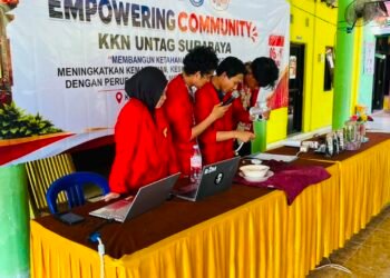 Berdayakan Penjual Bakso, Tim PKM R26 UNTAG Surabaya Gelar Pelatihan Penggunaan dan Perawatan Alat Penggiling Daging Manual 47 Tim PKM menjelaskan simulasi alat penggiling daging Manual Kepada Mitra