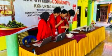 Berdayakan Penjual Bakso, Tim PKM R26 UNTAG Surabaya Gelar Pelatihan Penggunaan dan Perawatan Alat Penggiling Daging Manual 56 Tim PKM menjelaskan simulasi alat penggiling daging Manual Kepada Mitra