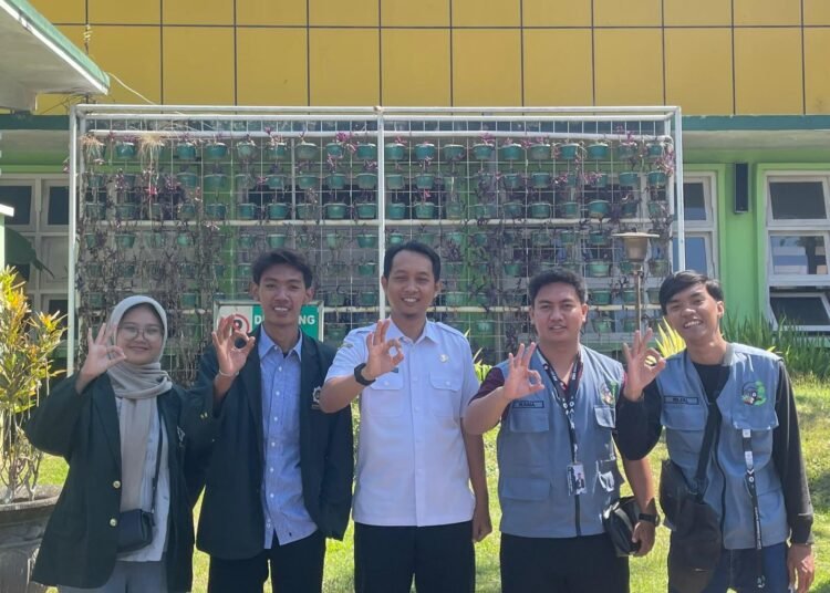 Mahasiswa KKN 205 UINSA Jembatani Aspirasi Desa Kejayan Kepada DLH Bondowoso Terkait Pengadaan Tempat Pembuangan Sampah 46 2ee0667d a3fe 4dfa ad9c ed4fda0bec62