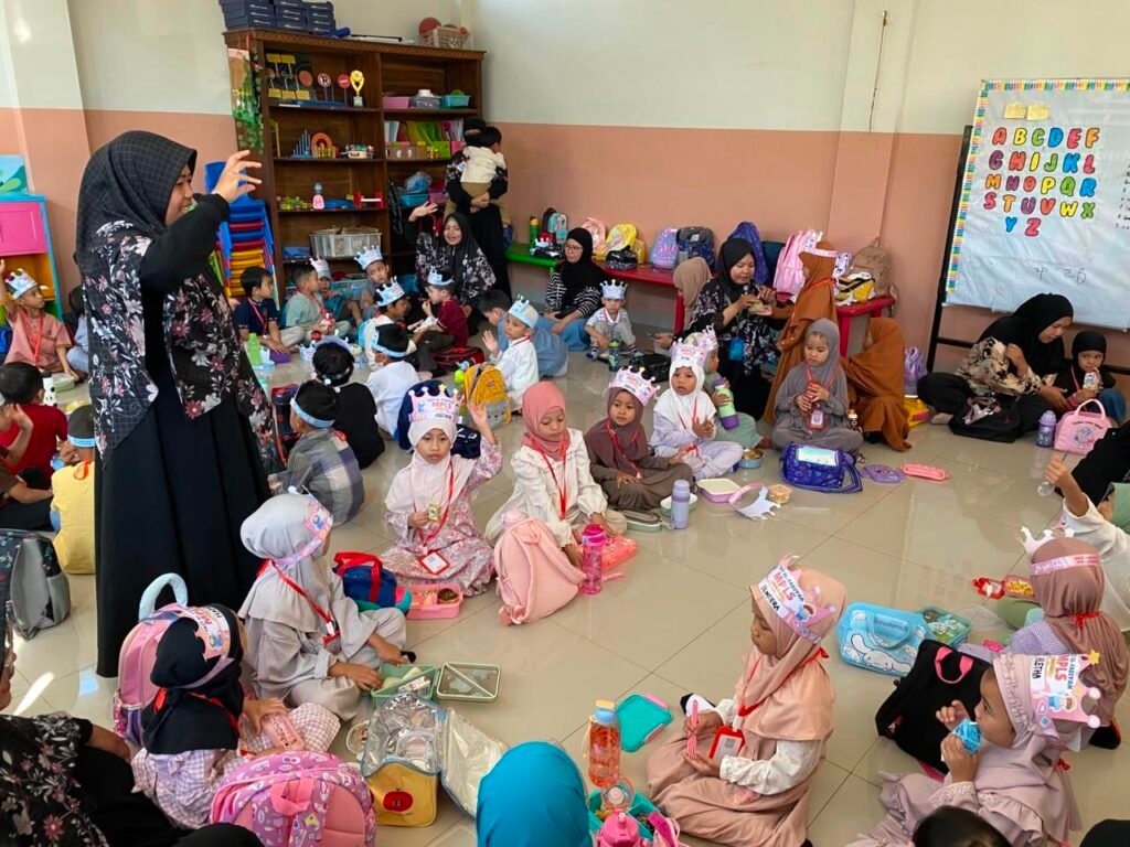 MPLS Hari Pertama, Guru TKIT Al-Fadiyah Berkenalan dengan Siswa Baru 49 3 1