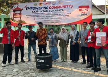 Mahasiswa KKN UNTAG Surabaya Gelar Pelatihan Pembuatan TTG Stove Portable bagi Warga Desa Sukorejo 46 Foto bersama mahasiswa Universitas 17 Agustus 1945 UNTAG Surabaya dan warga Desa Sukorejo Kabupaten Gresik (Sumber: Dokumentasi Pribadi)