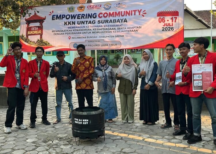 Mahasiswa KKN UNTAG Surabaya Gelar Pelatihan Pembuatan TTG Stove Portable bagi Warga Desa Sukorejo 46 Foto bersama mahasiswa Universitas 17 Agustus 1945 UNTAG Surabaya dan warga Desa Sukorejo Kabupaten Gresik (Sumber: Dokumentasi Pribadi)