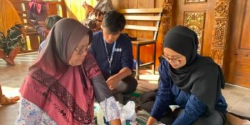 Sinergi Program SEHATI dan Prolanis, BBK 8 UNAIR Bersama Pustu Rayung Gelar Skrining Kesehatan Lansia di Tuban 56 Mahasiswa BBK 8 UNAIR melakukan pemeriksaan kesehatan lansia pada kegiatan PROLANIS di Desa Rayung, Selasa (21/7/2026).