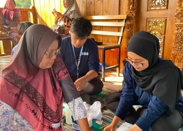 Mahasiswa BBK 8 UNAIR melakukan pemeriksaan kesehatan lansia pada kegiatan PROLANIS di Desa Rayung, Selasa (21/7/2026).