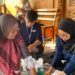 Mahasiswa BBK 8 UNAIR melakukan pemeriksaan kesehatan lansia pada kegiatan PROLANIS di Desa Rayung, Selasa (21/7/2026).