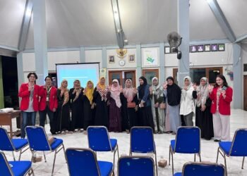 Mahasiswa KKN UNTAG Surabaya Edukasi Ibu-Ibu PKK Desa Sukorejo tentang Manajemen Stres dan Pengelolaan Emosi 46 Foto bersama mahasiswa Universitas 17 Agustus 1945 UNTAG Surabaya dan Ibu-ibu PKK Desa Sukorejo Kabupaten Gresik (Sumber: Dokumentasi Pribadi)