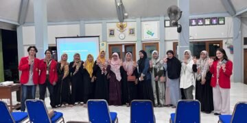 Foto bersama mahasiswa Universitas 17 Agustus 1945 UNTAG Surabaya dan Ibu-ibu PKK Desa Sukorejo Kabupaten Gresik (Sumber: Dokumentasi Pribadi)