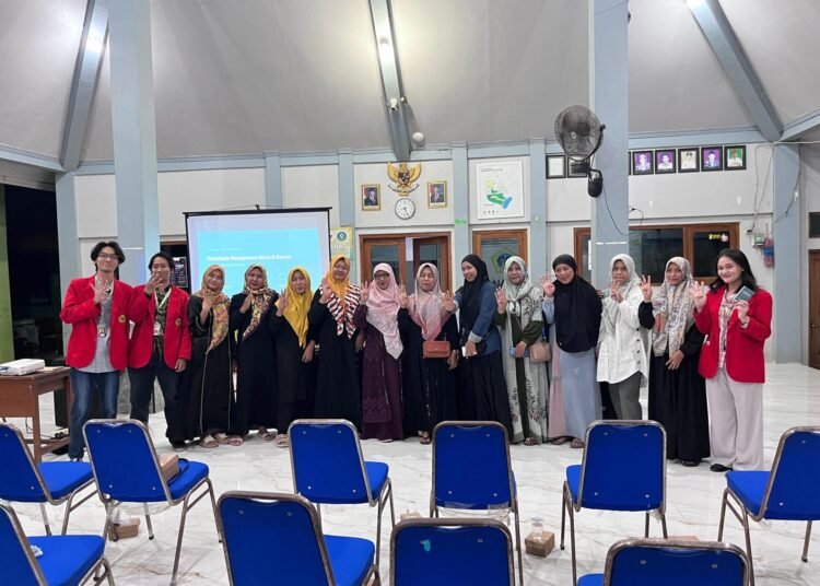 Foto bersama mahasiswa Universitas 17 Agustus 1945 UNTAG Surabaya dan Ibu-ibu PKK Desa Sukorejo Kabupaten Gresik (Sumber: Dokumentasi Pribadi)