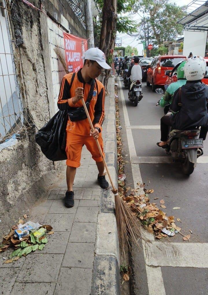 Kisah Afriandi Azhar, Mantan PPSU yang Kini Berkontribusi Menyusun Regulasi di Kementerian Pertanian 47 Foto Afriandi Azhar saat membersihkan trotoar jalan (Sumber: Dokumentasi Pribadi)