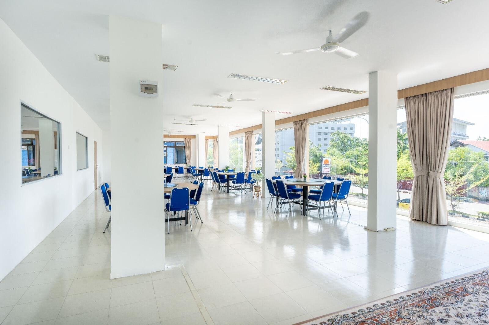 Dapur Pesisir Batam Hadir sebagai Restoran Seafood Terbaik di Kota Batam, Rekomendasi Pecinta Kuliner 48 Foto Ruang serbaguna Dapur Pesisir Batam sebagai fasilitas penyelenggaraan berbagai acara (Sumber: Dokumentasi Pribadi Dapur Pesisir Batam)