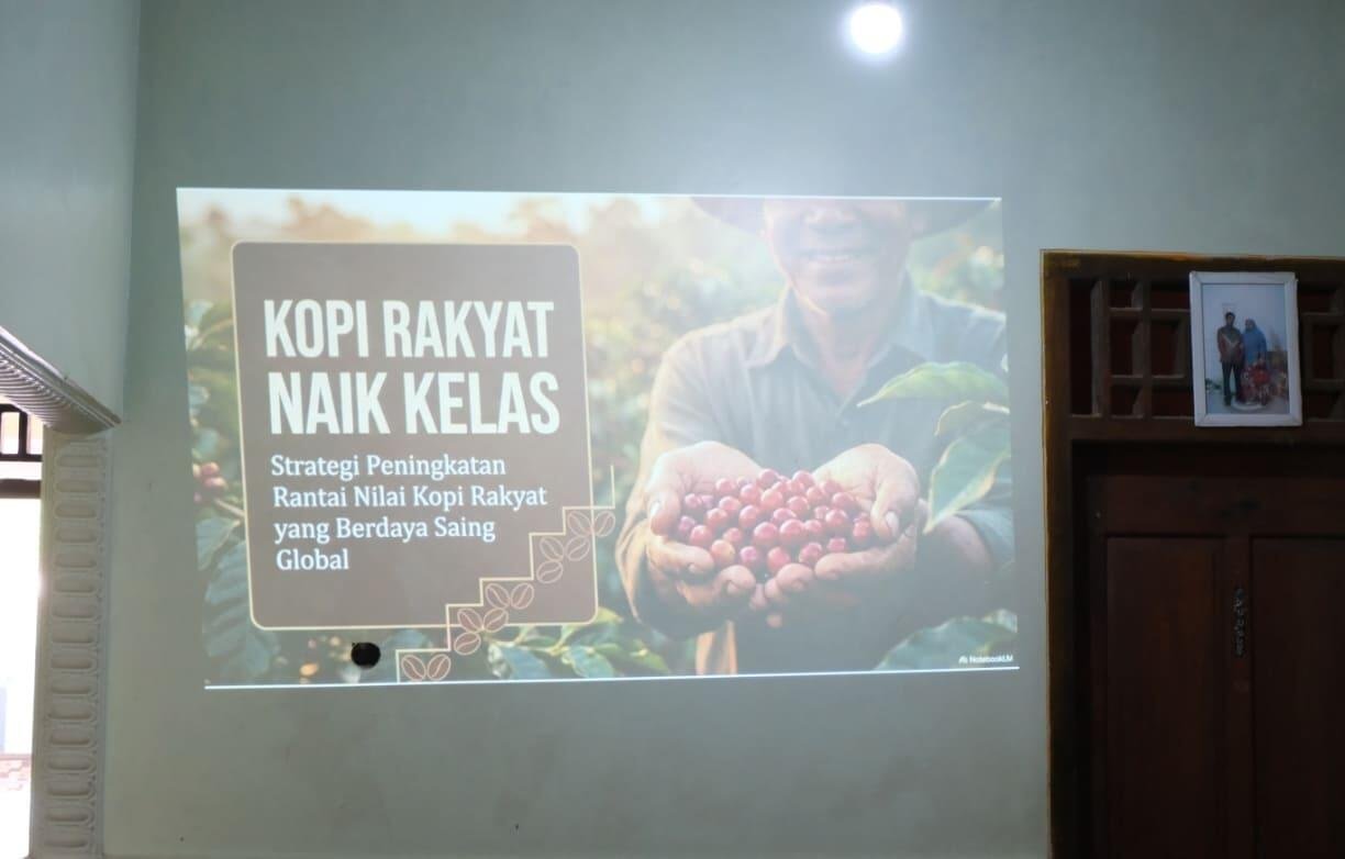 Dari Lereng Trenggalek ke Pasar Modern, Misi UPN Veteran Jawa Timur Bikin Kopi Rakyat Naik Kelas 48 Gambar 2. Pemaparan Materi Kopi Rakyat Naik Kelas