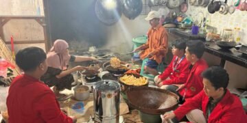 Mahasiswa KKN Universitas 17 Agustus 1945 Surabaya mendampingi UMKM Latansa dalam demonstrasi penggunaan spinner peniris minyak di Desa Kemangi, Gresik.
