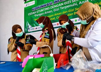 Anggota Saka POM Kota Bima Melakukan Demo Uji Cepat Bahan Berbahaya pada Pangan