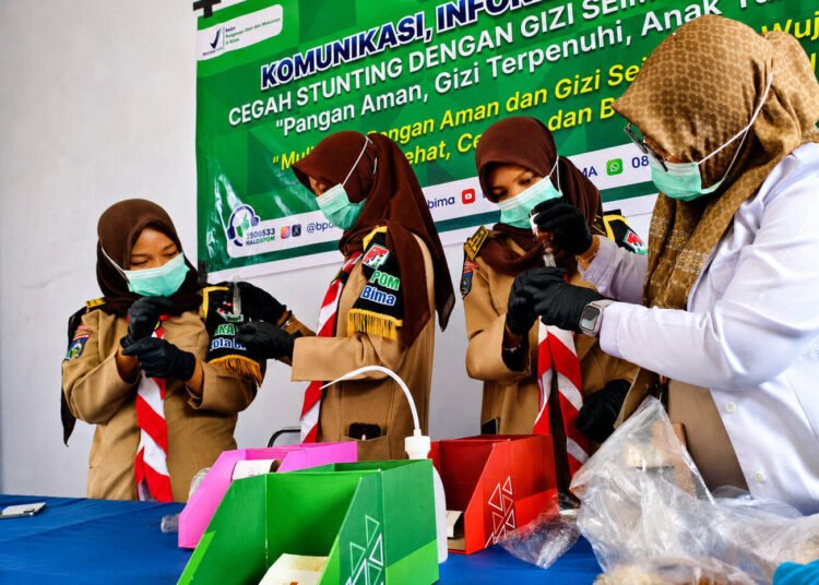 Anggota Saka POM Kota Bima Melakukan Demo Uji Cepat Bahan Berbahaya pada Pangan