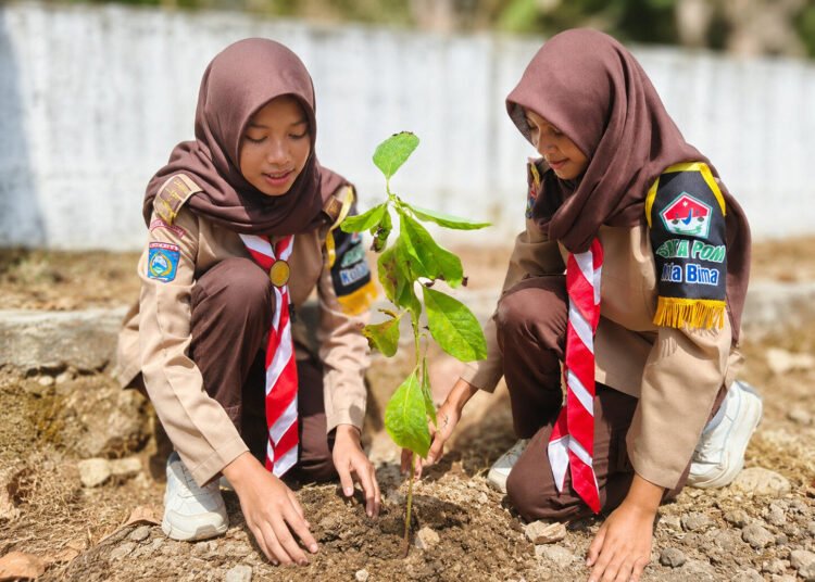 Kolaborasi Balai POM Bima dan Saka POM Tanam dan Bagikan 150 Bibit Pohon di Kelurahan Nitu, Wujud Nyata Kepedulian terhadap Lingkungan 46 Kolaborasi Balai POM Bima dan Saka POM Tanam dan Bagikan 150 Bibit Pohon di Kelurahan Nitu, Wujud Nyata Kepedulian terhadap Lingkungan