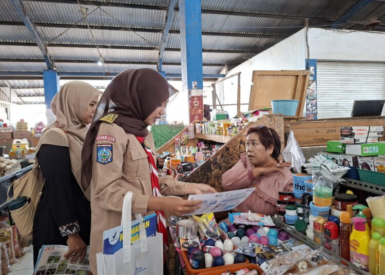 Wujudkan Pasar Sehat, Balai POM Bima dan Saka POM Edukasi Pedagang dan Pembeli Pasar Amahami 47 BPOM Bima dan Saka POM Edukasi Komunitas Pasar Amahami