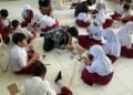 Tingkatkan Pemahaman Literasi Finansial Sejak Dini, BBK 8 UNAIR Adakan Program “CHELLOW” 61 Mahasiswa BBK 8 Gending UNAIR mendampingi siswa-siswi kelas 5 UPT SDN 17 Gresik dalam program "CHELLOW: Celengan on the Go" pada Selasa (28/7/2026). Sumber: Dokumentasi Kelompok/Alda Aprilia