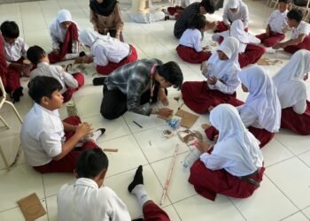 Tingkatkan Pemahaman Literasi Finansial Sejak Dini, BBK 8 UNAIR Adakan Program “CHELLOW” 46 Mahasiswa BBK 8 Gending UNAIR mendampingi siswa-siswi kelas 5 UPT SDN 17 Gresik dalam program "CHELLOW: Celengan on the Go" pada Selasa (28/7/2026). Sumber: Dokumentasi Kelompok/Alda Aprilia