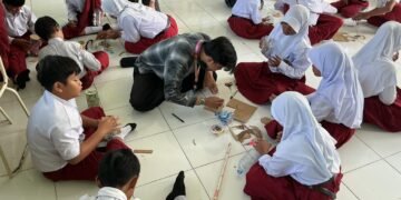 Mahasiswa BBK 8 Gending UNAIR mendampingi siswa-siswi kelas 5 UPT SDN 17 Gresik dalam program "CHELLOW: Celengan on the Go" pada Selasa (28/7/2026). Sumber: Dokumentasi Kelompok/Alda Aprilia