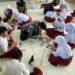 Mahasiswa BBK 8 Gending UNAIR mendampingi siswa-siswi kelas 5 UPT SDN 17 Gresik dalam program "CHELLOW: Celengan on the Go" pada Selasa (28/7/2026). Sumber: Dokumentasi Kelompok/Alda Aprilia
