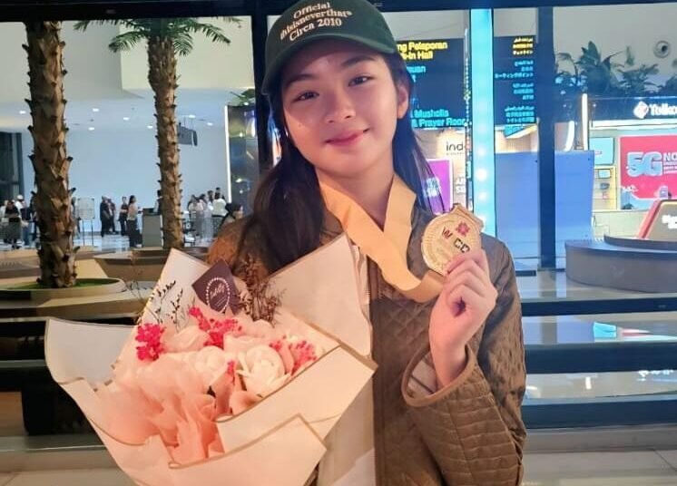 Harumkan Nama Bangsa, Chelsi Chiapinsky Heryadi Raih Medali Emas di WICO 2026 Lewat Inovasi Pemurni Udara 46 Harumkan Nama Bangsa, Chelsi Chiapinsky Heryadi Raih Medali Emas di WICO 2026 Lewat Inovasi Pemurni Udara