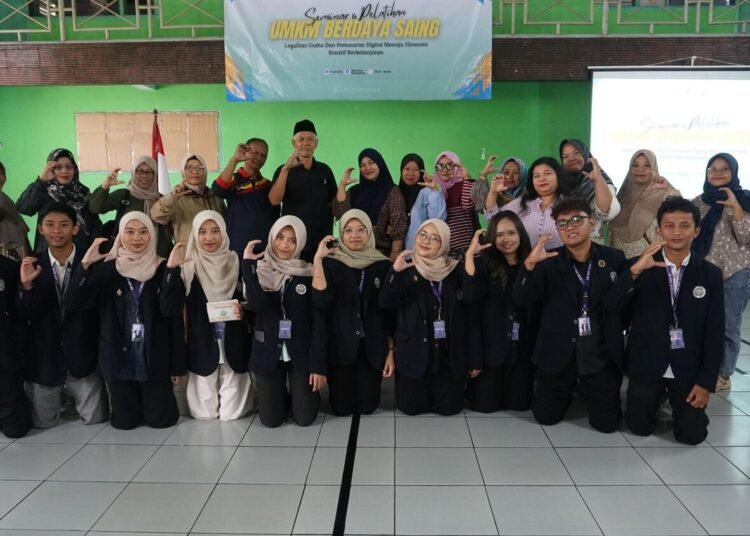 Mahasiswa UM BBM Kendalpayak Gelar Seminar Legalitas Usaha dan Pemasaran Digital bagi UMKM 46 (Sesi dokumentasi bersama kegiatan seminar legalitas usaha dan strategi pemasaran)