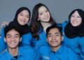 Tim Program Kreativitas Mahasiswa Sains Data ITERA Gagas 'EXVOLTAS' Guna Redam Risiko Lonjakan Harga Impor Nasional 53 Foto bersama lima anggota Tim Exvoltas Sains Data ITERA mengenakan PDH biru.