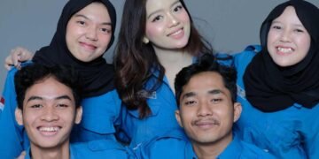 Foto bersama lima anggota Tim Exvoltas Sains Data ITERA mengenakan PDH biru.
