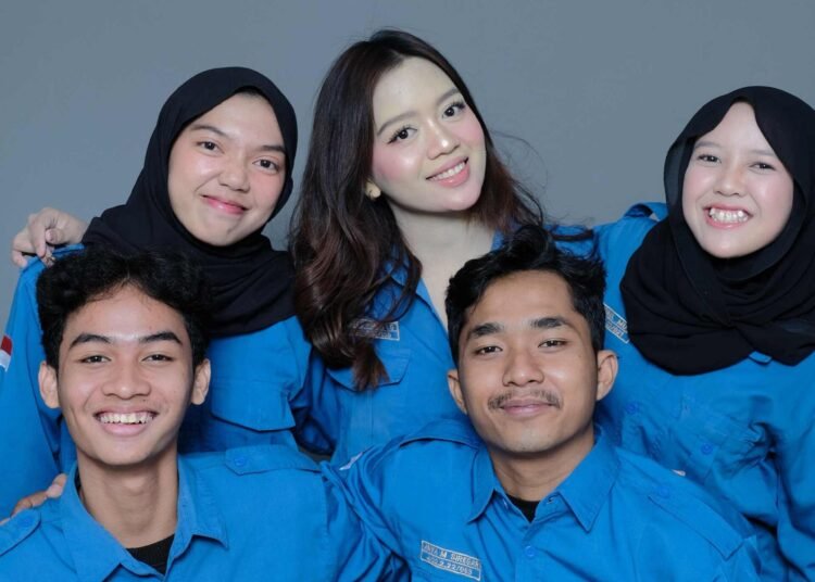 Tim Program Kreativitas Mahasiswa Sains Data ITERA Gagas 'EXVOLTAS' Guna Redam Risiko Lonjakan Harga Impor Nasional 46 Foto bersama lima anggota Tim Exvoltas Sains Data ITERA mengenakan PDH biru.