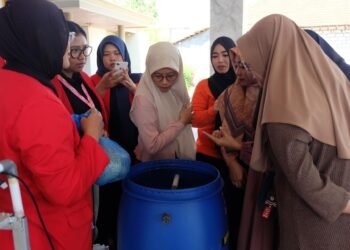 Mahasiswa KKN Untag Surabaya Ajak Warga Ubah Sampah Dapur Jadi Pupuk Dengan Drum Komposter 47 DSCF7033 1