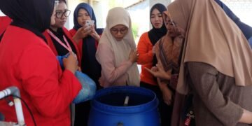 Mahasiswa KKN Untag Surabaya Ajak Warga Ubah Sampah Dapur Jadi Pupuk Dengan Drum Komposter 56 DSCF7033 1