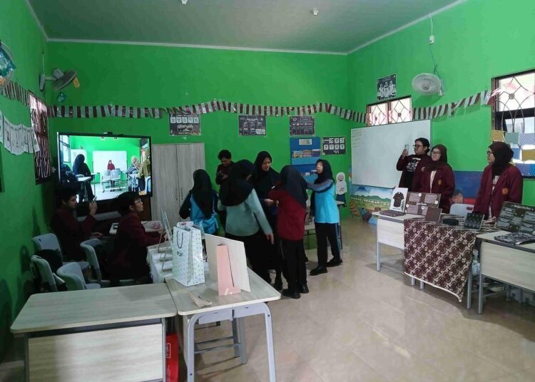 Gelar Pameran Karya Seni Hasil Kolaborasi Mahasiswa Proyek Kemanusiaan ISI Surakarta dengan SLB Negeri Sragen 46 Dokumentasi Pameran Mahasiswa Proyek Kemanusiaan ISI Surakarta