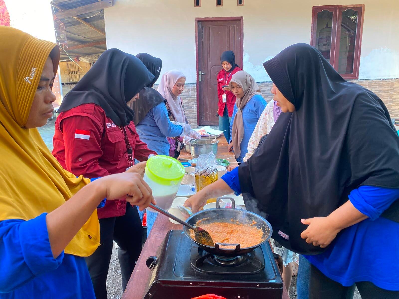 "Dari Produk Lokal ke Pasar Digital”: Kelompok Kertasari Mahasiswa KKN-PMD Unram Edukasi Pengembangan UMKM Abon Ikan melalui Pemasaran Online (Digital Marketing) 47 Demonstrasi Pembuatan Abon Ikan Bersama Ibu-Ibu Kader Duusun Padak