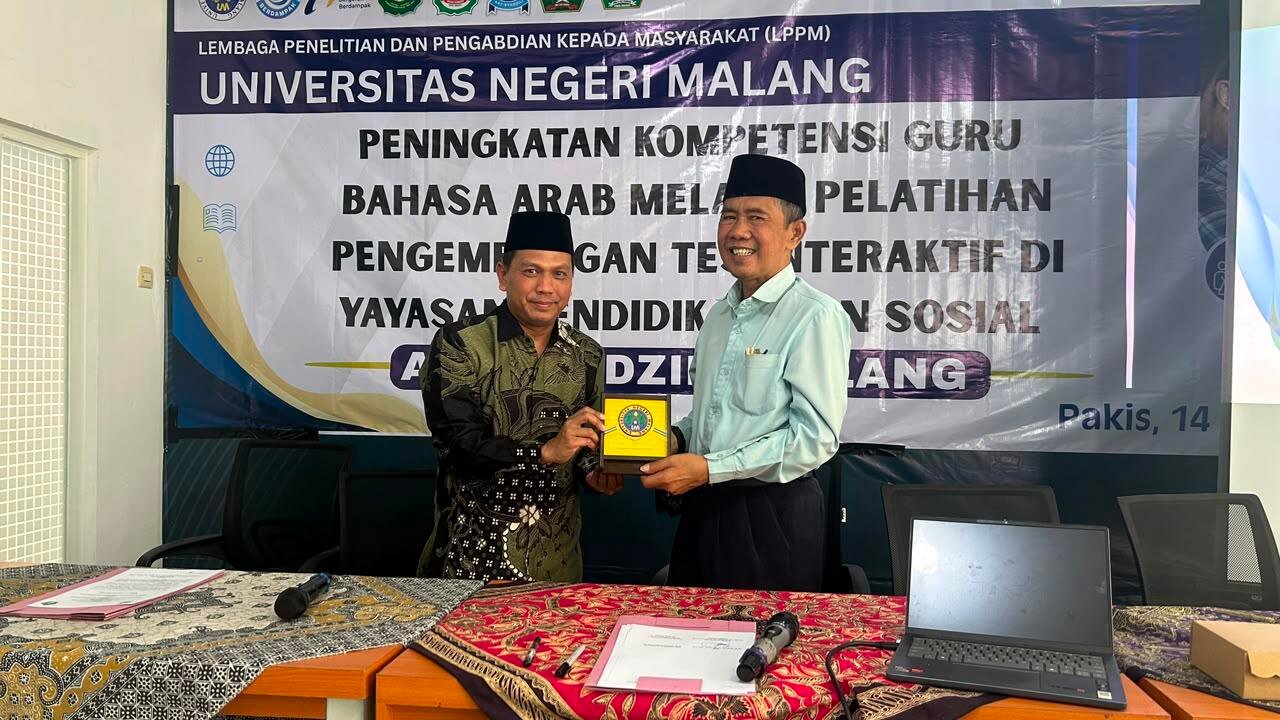 Guru Bahasa Arab Alumni PPG di Malang Ikuti Pelatihan Pembuatan Tes Interaktif Berbasis Teknologi 47 Perwakilan Tim Pengabdian Universitas Negeri Malang dan pengurus Yayasan Pendidikan dan Sosial Asy-Syadzili saling menyerahkan cendera mata sebagai simbol kolaborasi kegiatan