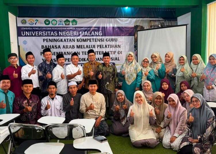 Guru Bahasa Arab Alumni PPG di Malang Ikuti Pelatihan Pembuatan Tes Interaktif Berbasis Teknologi 46 Foto 3. Foto bersama seluruh peserta narasumber dan panitia penyelenggara pada akhir kegiatan pelatihan
