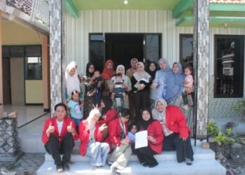 Mahasiswa KKN R2 Untag Surabaya Gelar Edukasi Parenting dan Praktik APE di Desa Bedanten 46 Foto Bersama Peserta Edukasi (Sumber: Dokumentasi Tim)