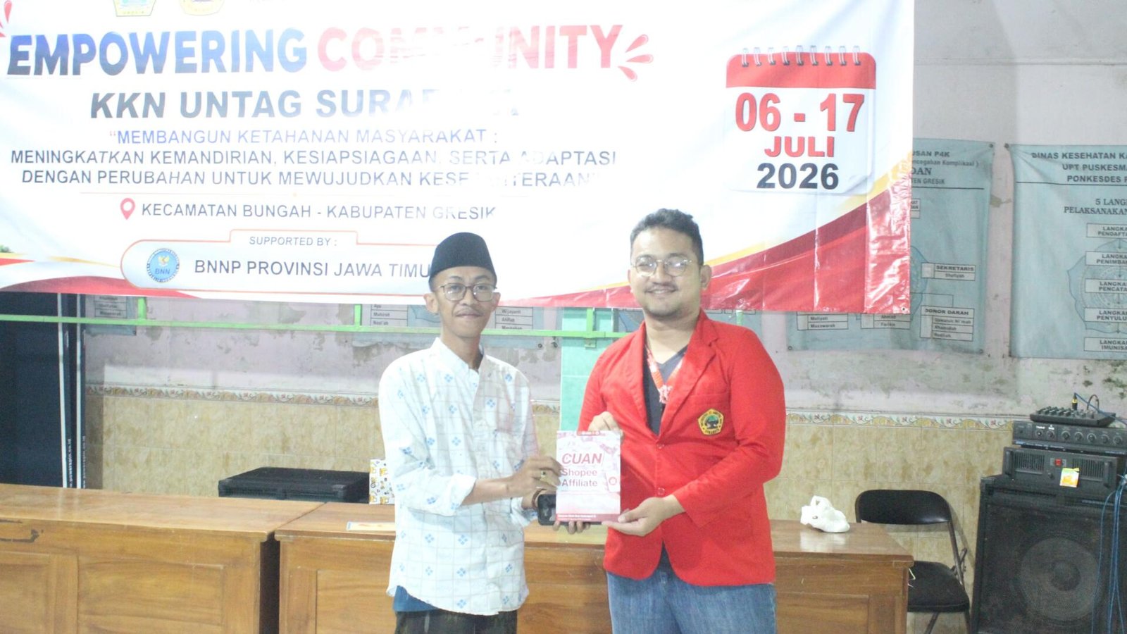Mahasiswa KKN Untag Surabaya Rintis Kader Afiliasi Digital di Desa Pegundan 51 Foto penyerahan modul