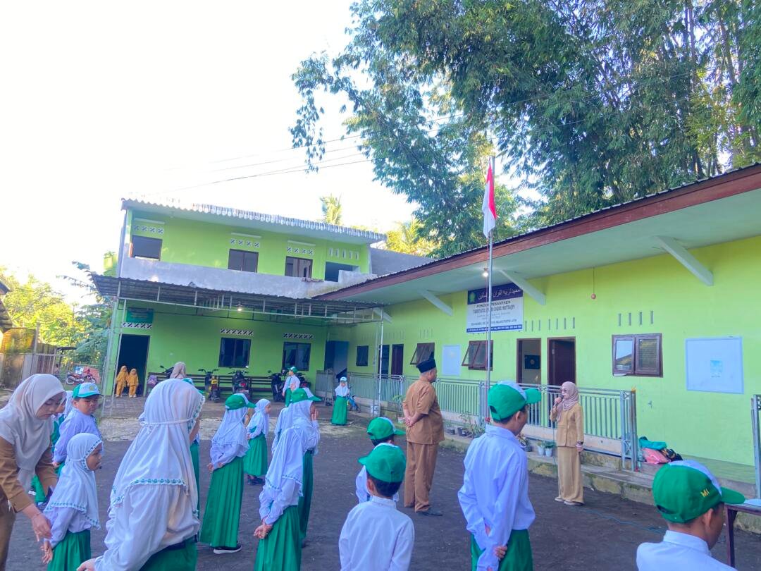 Membangun Kesadaran Warga Sekolah melalui Gerakan Kebersihan Lingkungan di MI Tarbiyatul Qur'an Darul Muttaqin bersama Mahasiswa PBA 25 50 IMG 20260701 WA00071