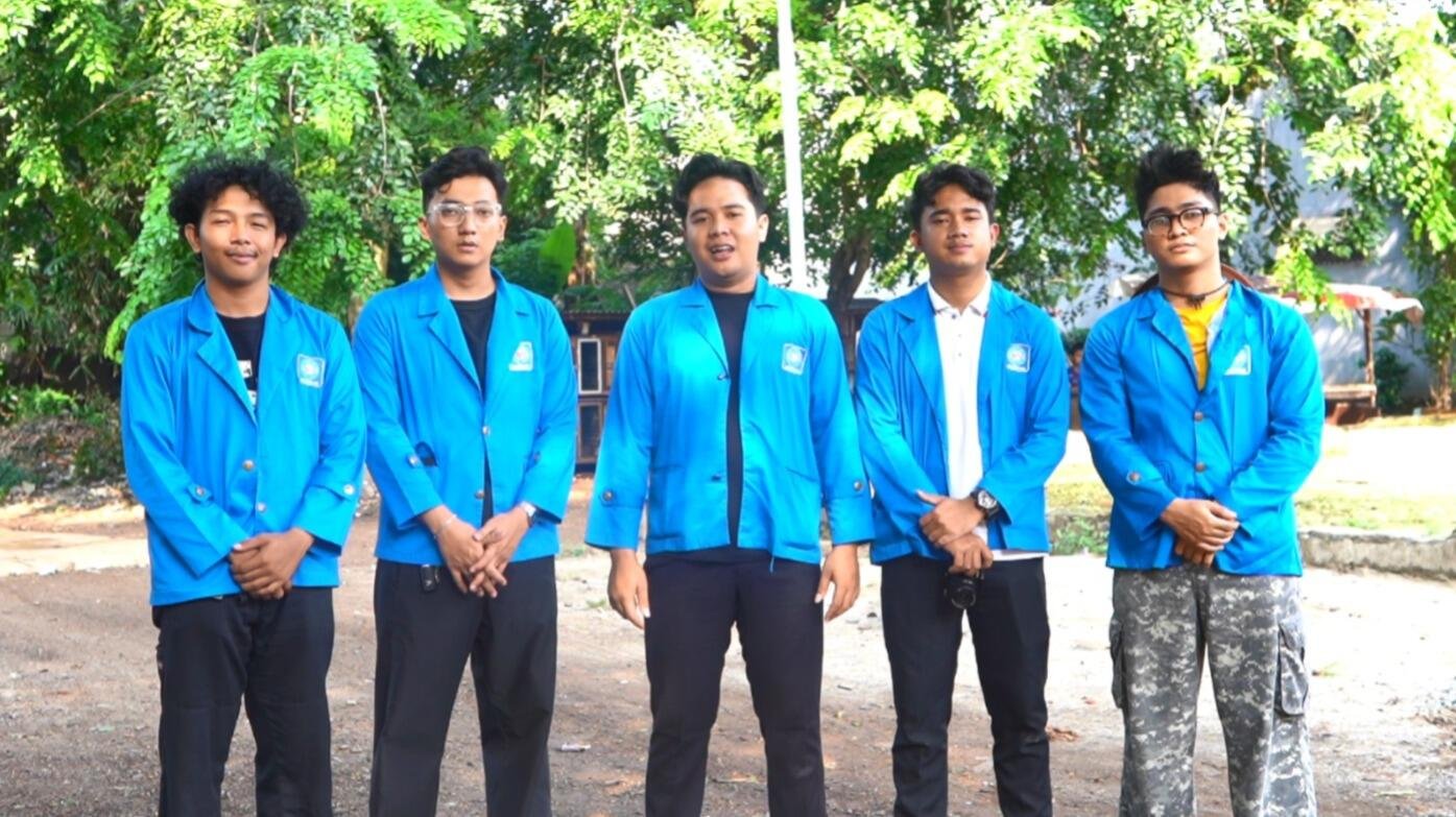 Mahasiswa Universitas BSI Gelar Gotong Royong dan Sosialisasi Pemilahan Sampah Bersama Warga Ujung Menteng 47 Mahasiswa pelaksana kegiatan terdiri atas lima mahasiswa Universitas Bina Sarana Informatika, yaitu Ahmad Dhea, Ilham Azhar Syahlazi, Satria Utama, Ahmad Faozi, dan Arga Filsof (Sumber: Dokumentasi Pribadi)