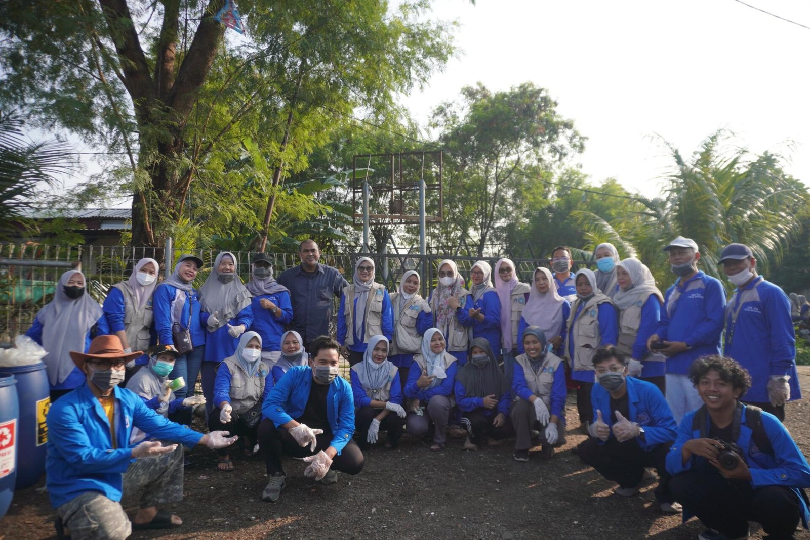 Mahasiswa Universitas BSI Gelar Gotong Royong dan Sosialisasi Pemilahan Sampah Bersama Warga Ujung Menteng 48 Dokumentasi gotong royong dan sosialisasi pemilahan sampah bersama warga (Sumber: Dokumentasi Pribadi)