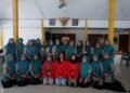 Foto 3. Mahasiswa Pengabdian Masyarakat Universitas 17 Agustus 1945 Surabaya bersama kader Posyandu Desa Sukorejo berfoto bersama usai pelaksanaan pelatihan sebagai bentuk dukungan terhadap Program Pemberian Makanan Tambahan (PMT).