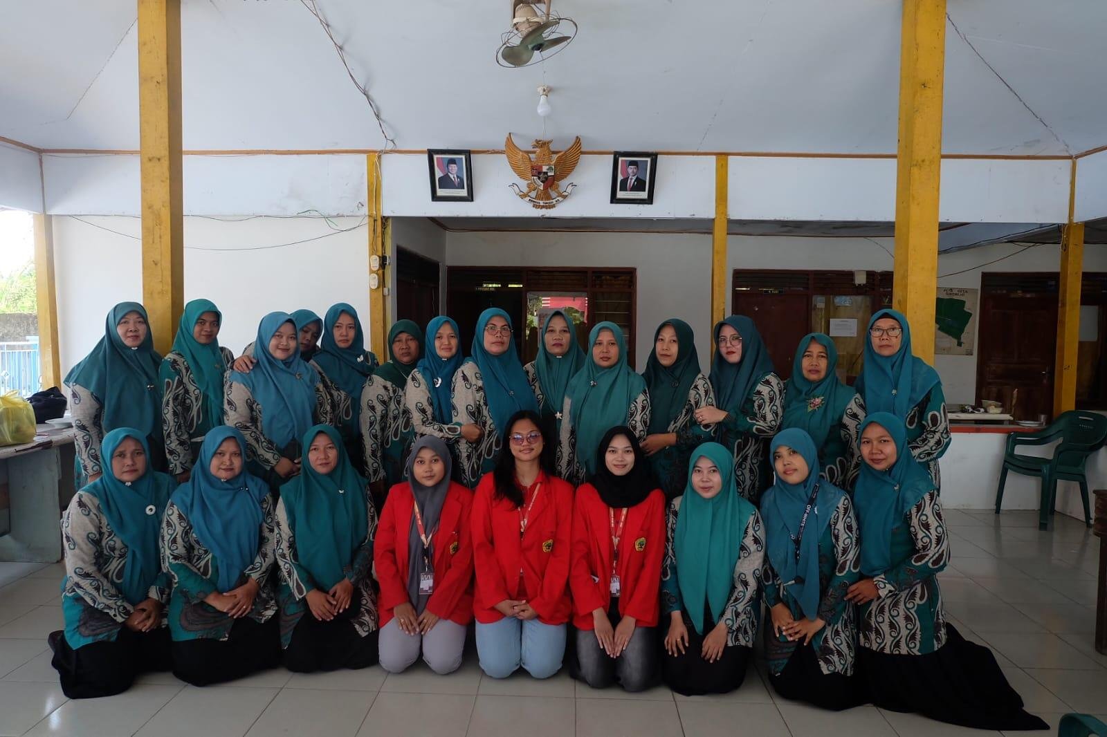 Perkuat Program PMT, Pengabdian Masyarakat Untag Surabaya Gelar Pelatihan Responsive Feeding di Desa Sukorejo 49 Foto 3. Mahasiswa Pengabdian Masyarakat Universitas 17 Agustus 1945 Surabaya bersama kader Posyandu Desa Sukorejo berfoto bersama usai pelaksanaan pelatihan sebagai bentuk dukungan terhadap Program Pemberian Makanan Tambahan (PMT).