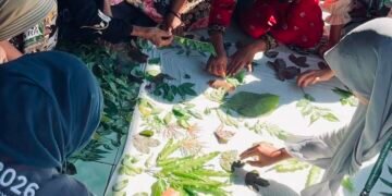 Mahasiswa UTM Memberikan Pelatihan Kepada Ibu-Ibu PKK Desa Morombuh Untuk Mengelolah Daun Menjadi Karya Tempel Gulung Kukus (ECOPRINT) 56 Dokumentasi Proses Pembuatan ECOPRINT (sumber: kknutm.dsmorombuh09)