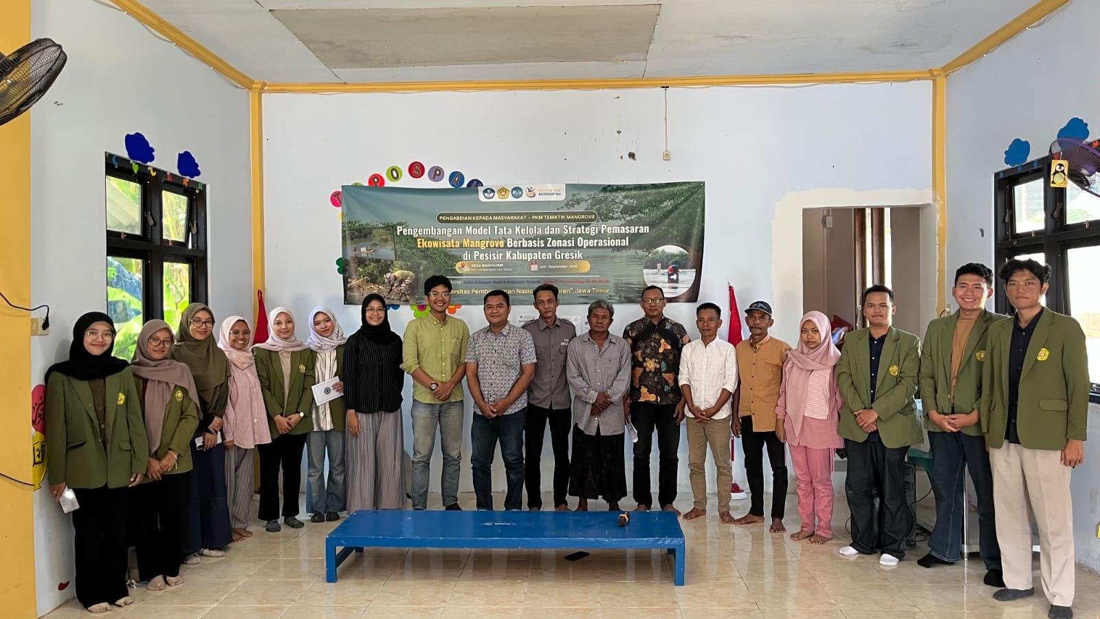 Tim Pengabdian UPN "Veteran" Jatim Bersama PUPUK Perkuat Tata Kelola Ekowisata Mangrove Banyuurip Kabupaten Gresik 47 Gambar 1. Dokumentasi bersama tim Pengabdian UPN “Veteran” Jawa Timur dengan Pokdarwis Tirta Bahagia, Pemerintah Desa Banyuurip, BUMDes Banyuurip, serta rekan PUPUK.