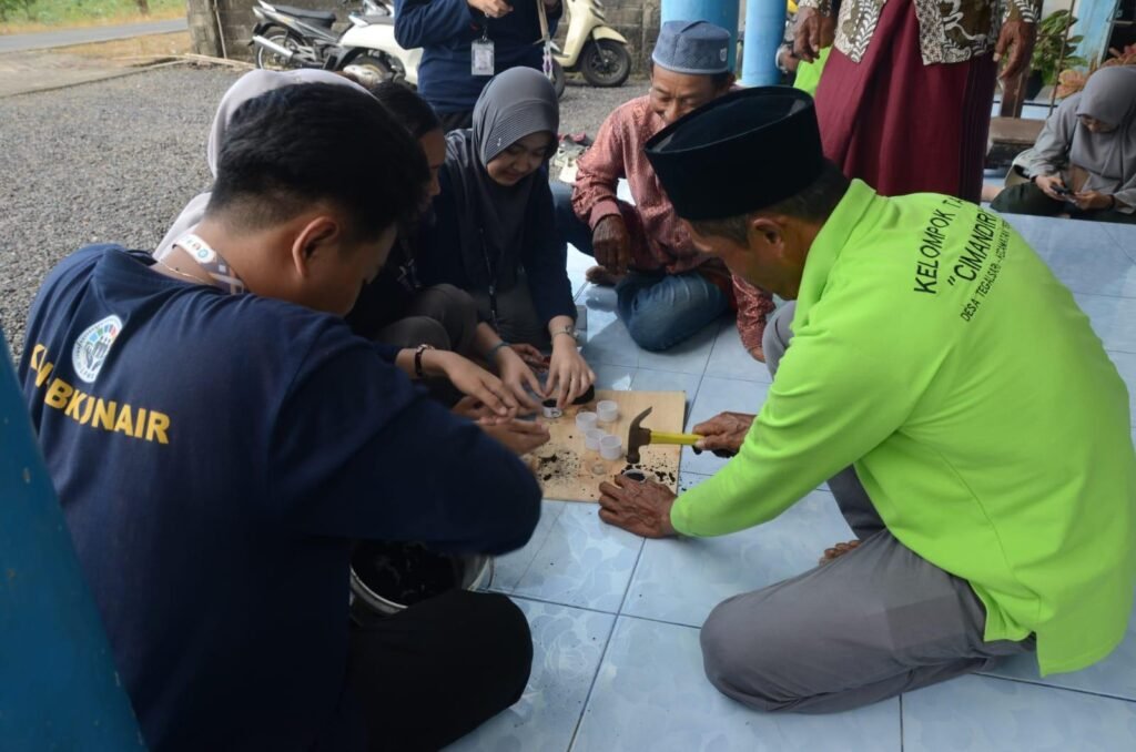 Mahasiswa BBK 8 UNAIR Olah Limbah Sekam Padi melalui Produk Briket Dukung SDG 7 dan SDG 8 47 Tim Belajar Bersama Komunitas (BBK) 8 dan Pengurus Kelompok Tani (Poktan) Cimandiri saat simulasi Pembuatan Briket Sekam Padi pada Senin (20/07/26) (Sumber: TIM BBK 8 Tegalsari)