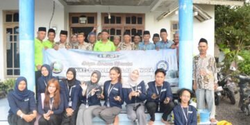 Potret Tim Belajar Bersama Komunitas (BBK) 8 bersama Kelompok Tani Cimandiri usai edukasi dan pelatihan Pengolahan Limbah Sekam Padi melalui Produk Briket dalam program BARA MANDIRI pada Senin (20/07/26) (Sumber: TIM BBK Tegalsari)