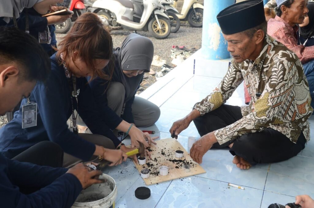 Mahasiswa BBK 8 UNAIR Olah Limbah Sekam Padi melalui Produk Briket Dukung SDG 7 dan SDG 8 48 Tim Belajar Bersama Komunitas (BBK) 8 dan Pengurus Kelompok Tani (Poktan) Cimandiri saat simulasi Pembuatan Briket Sekam Padi pada Senin (20/07/26) (Sumber: TIM BBK 8 Tegalsari)