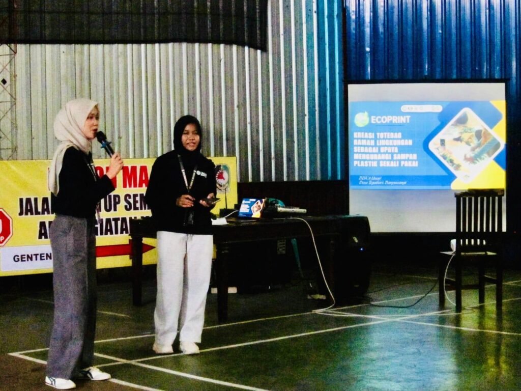 Eco-Fit Tegalsari: BBK 8 Banyuwangi Tumbuhkan Kesadaran Zero Plastic melalui Eco Printing Tote Bag Dukung SDGs 3 dan SDGs 12 47 Tim Belajar Bersama Komunitas (BBK) 8 Desa Tegalsari Kecamatan Tegalsari Banyuwangi, sedang memaparkan materi mengenai zero plastic pada Jum’at (24/07/26) (Sumber: TIM BBK Tegalsari)