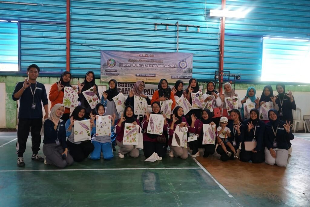 Eco-Fit Tegalsari: BBK 8 Banyuwangi Tumbuhkan Kesadaran Zero Plastic melalui Eco Printing Tote Bag Dukung SDGs 3 dan SDGs 12 48 Potret Tim Belajar Bersama Komunitas (BBK) 8 bersama Ibu-ibu PKK Desa Tegalsari Kecamatan Tegalsari Banyuwangi usai Edukasi Zero Plastic dan Praktik Eco-print pada Jum'at (24/07/26)(Sumber: TIM BBK Tegalsari)