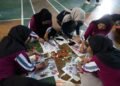 Tim Belajar Bersama Komunitas (BBK) 8 Desa Tegalsari Kecamatan Tegalsari Banyuwangi, bersama ibu-ibu PKK menghias tote bag dengan metode eco-printing pada Jum’at (24/07/26) (Sumber: TIM BBK Tegalsari)